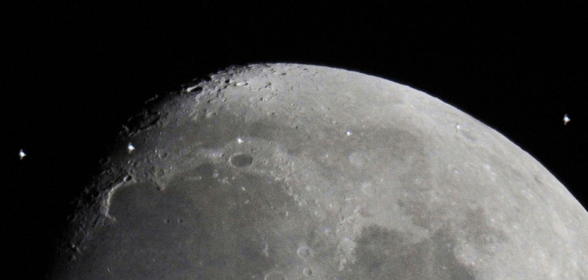 Przelot ISS przed Księżycem
